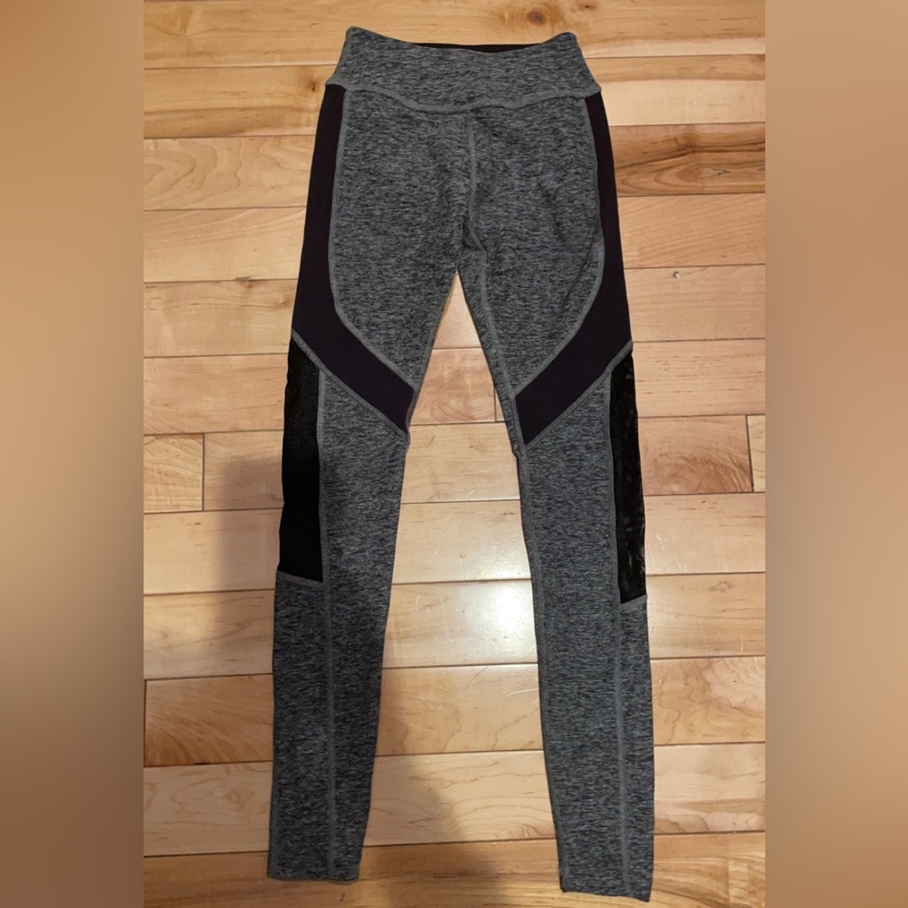 BEYOND YOGA GRAY LEGGINGS WITH MESH INSERTS